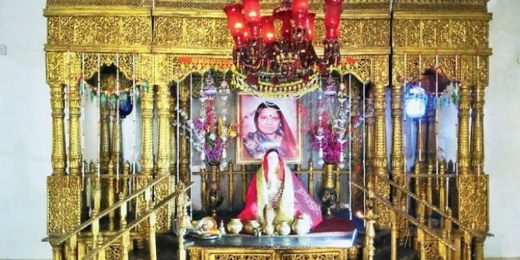 અહીં પતિએ પત્નીની યાદમાં બંધાવ્યું છે મંદિર, રોજ કરે છે પૂજા