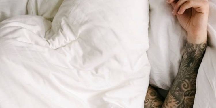 રાત્રીના ઉંઘતા પૂર્વે આ વસ્તુઓ ખાવાની બને ત્યાં સુધી ટાળો…