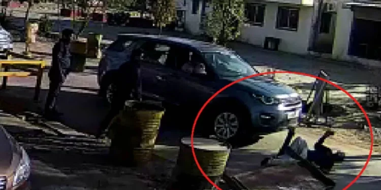 લાખોની કાર ચલાવવી છે પણ ૪૦ રૂપિયાનો ટેક્સ નથી ભરવો…