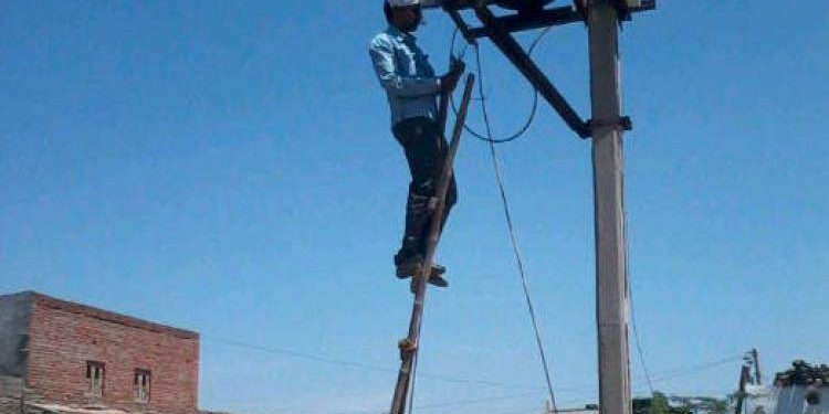 હાલારમા “સેફટી” વિના જોખમી રિપેરીંગ કરતા બિચ્ચા…..રા લાઇનમેન