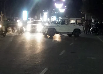 વાહનચાલકોને દંડ કરવા પોલીસે કરી દબંગાઇ, જીપ રાખી દીધી રોડ વચ્ચે અને ટ્રાફિક થયો જામ 