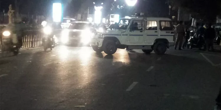 વાહનચાલકોને દંડ કરવા પોલીસે કરી દબંગાઇ, જીપ રાખી દીધી રોડ વચ્ચે અને ટ્રાફિક થયો જામ