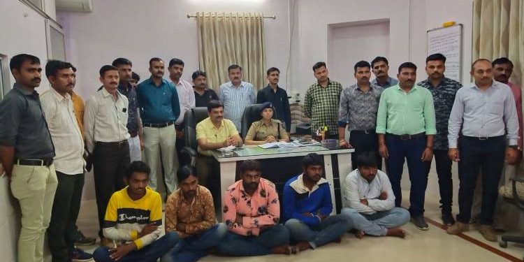 ચાલુ વાહનોમાં તાલપત્રી કાપીને ચોરી કરતી ગેડિયા ગેંગ આવી પોલીસના હાથમાં..