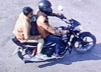 આંખમાં મરચું છાંટી  18 લાખની લુંટ 