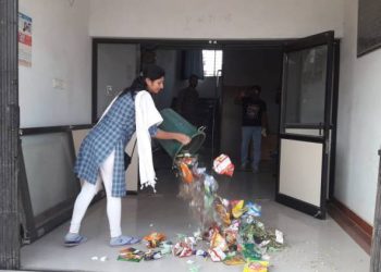 નગરસેવિકા એ છ દિવસથી જમા કચરો પાલિકા પરિસરમાં ઠાલવી વ્યક્ત કર્યો રોષ