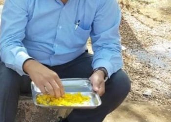 આ ફોટોમાં કેટલાય અધિકારીઓ અને કર્મચારીઓ માટે પ્રેરણા સમાયેલી છે