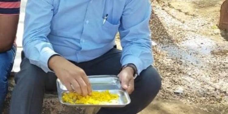 આ ફોટોમાં કેટલાય અધિકારીઓ અને કર્મચારીઓ માટે પ્રેરણા સમાયેલી છે