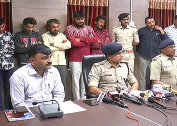 પોલીસે કોથળો ખોલ્યો ને 100 તલવારો નીકળી