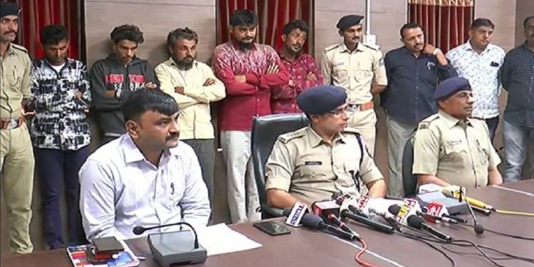 પોલીસે કોથળો ખોલ્યો ને 100 તલવારો નીકળી