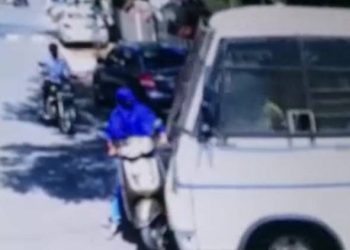 પોલીસવાને એકટીવાચાલક મહિલાને મારી ટક્કર…