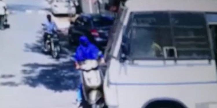 પોલીસવાને એકટીવાચાલક મહિલાને મારી ટક્કર…