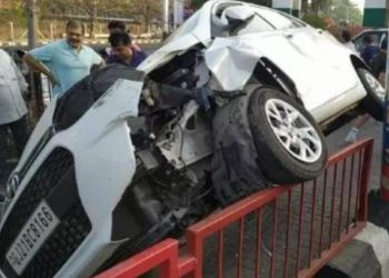 લટકતી કારને જોવા લોકો ઉમટ્યા 