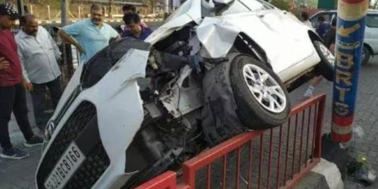 લટકતી કારને જોવા લોકો ઉમટ્યા 