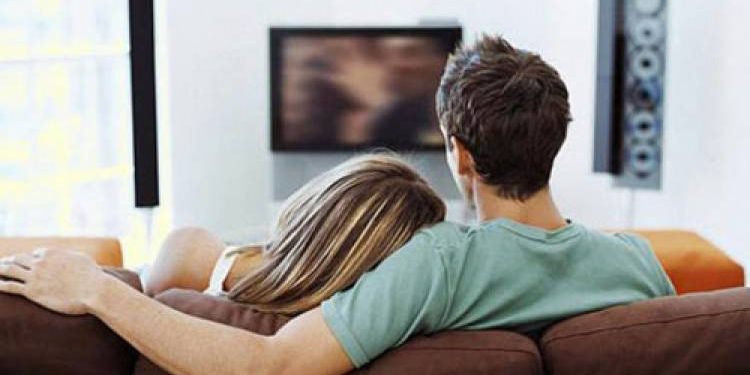 લોકડાઉન વચ્ચે પતિ-પત્ની લગ્નની સીડી જોઈ રહ્યું હતું પણ શું થયું કે પત્નીએ દવા પી લીધી…