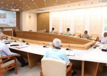 વિડીયો કોન્ફરન્સથી રાજ્યના મંત્રીઓ સાથે બેઠક કરતા મુખ્યમંત્રી 