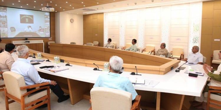 વિડીયો કોન્ફરન્સથી રાજ્યના મંત્રીઓ સાથે બેઠક કરતા મુખ્યમંત્રી 