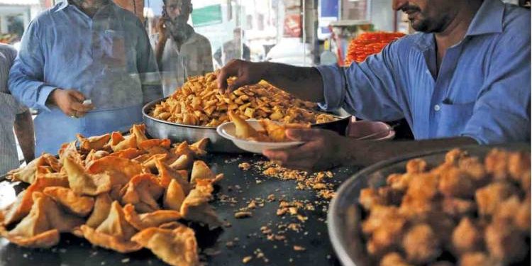 દ્વારકામાં યાત્રીઓ ખાણીપીણીમાં લુંટાયા, તંત્રનું મૌન