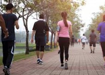 યુવતી પોતાની સહેલી સાથે કરી રહી હતી વોકિંગ, એક યુવક આવ્યો અને નગ્ન થઈને સામે ઉભો રહી ગયો