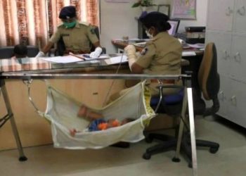 સલામ છે આ બેહનોને જે બે ફરજ એકીસાથે નિભાવે છે.