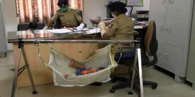 સલામ છે આ બેહનોને જે બે ફરજ એકીસાથે નિભાવે છે.