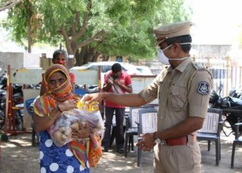 દેવભૂમિ દ્વારકા પોલીસે 150 જરૂરિયાતમંદ પરિવારોને શોધી એક અઠવાડિયા સુધીનું આપ્યું રાશન 