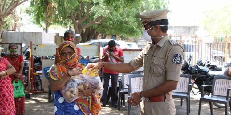 દેવભૂમિ દ્વારકા પોલીસે 150 જરૂરિયાતમંદ પરિવારોને શોધી એક અઠવાડિયા સુધીનું આપ્યું રાશન 