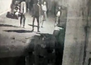 દુકાનના શટર પર તલવારના ઘા માર્યા, cctv માં સમગ્ર ઘટના કેદ 