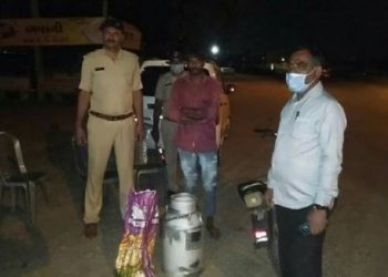 પોલીસે ચેક કર્યું દૂધનું કેન, અને નીકળી આ વસ્તુ