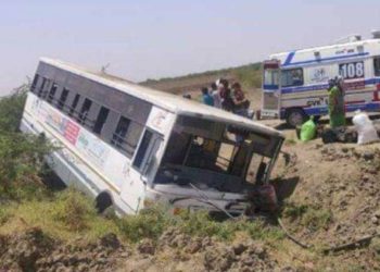 આ છે એસ.ટી.અમારી, રોડ નીચે પણ ઉતરી જાય…