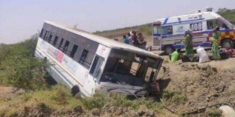 આ છે એસ.ટી.અમારી, રોડ નીચે પણ ઉતરી જાય…