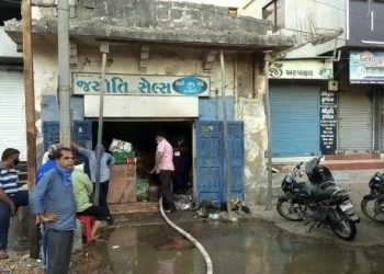 તસ્કરો તમાકુ ચોરી ગયા અને આગ ચાંપતા ગયા