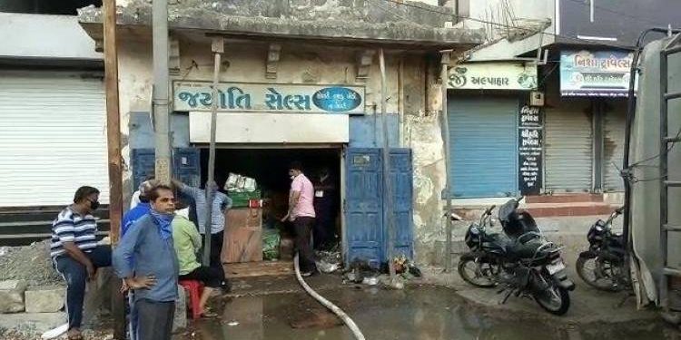 તસ્કરો તમાકુ ચોરી ગયા અને આગ ચાંપતા ગયા