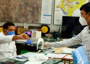 ધ્રોલ નગરપાલિકા વિપક્ષ નેતા દ્વારા સરકારી કચેરીઓમાં માસ્ક, ગ્લોઝ, સેનેટાઈઝર, કીટ વિતરણ કરાઈ