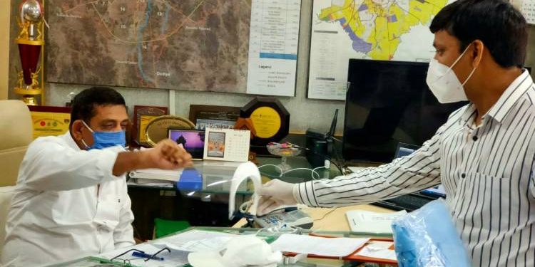 ધ્રોલ નગરપાલિકા વિપક્ષ નેતા દ્વારા સરકારી કચેરીઓમાં માસ્ક, ગ્લોઝ, સેનેટાઈઝર, કીટ વિતરણ કરાઈ