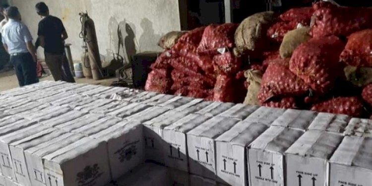 ડુંગળીની આડમાં લઈ જવાતો લાખનો દારૂ ઝડપાઈ ગયો…