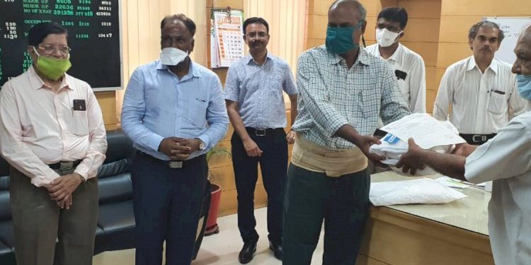 નારાયણ સેવા ચેરીટેબલ ટ્રસ્ટ દ્વારા જી.જી.હોસ્પિટલને 50 PPE કીટ અર્પણ