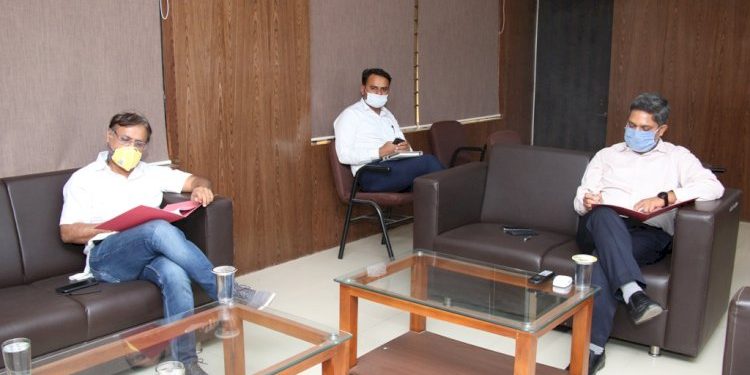 દેવભૂમિ દ્વારકા જિલ્લામા કોરોના વાયરસની સ્થિતિની સમીક્ષા પ્રભારીમંત્રી જવાહરચાવડાએ કરી 