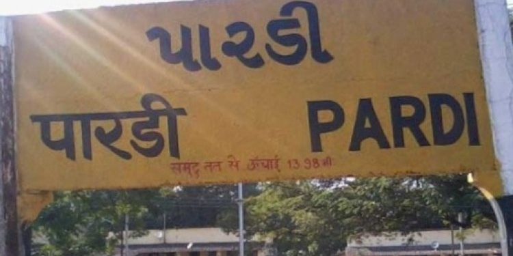 પ્રેમિકાને મળવા યુવક લેડીઝ ડ્રેસ પેહરી નીકળ્યો પોલીસે રોક્યો અને….