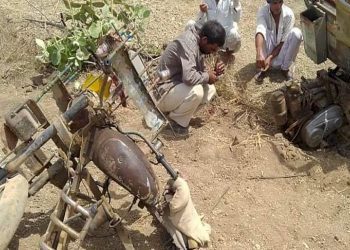 રોડ એવો તો બિસ્માર કે રીક્ષાના બે કટકા થઇ ગયા..!