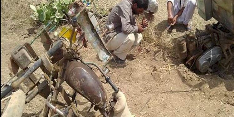 રોડ એવો તો બિસ્માર કે રીક્ષાના બે કટકા થઇ ગયા..!