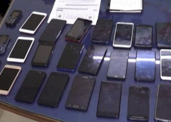 લોકોના ખિસ્સા પાસે થેલી રાખીને મોબાઈલ ચોરી કરતી ત્રિપુટી ઝડપાઈ