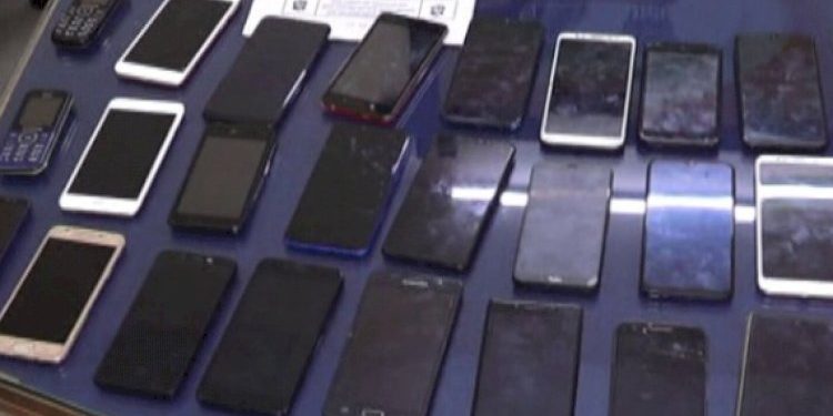 લોકોના ખિસ્સા પાસે થેલી રાખીને મોબાઈલ ચોરી કરતી ત્રિપુટી ઝડપાઈ