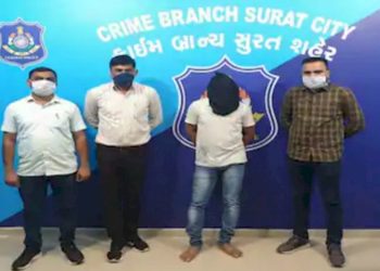 તબીબ પરિવાર મહેમાન સાથે વાતોમાં વ્યસ્ત હતો અને તસ્કરોએ કામ પાર પાડ્યું