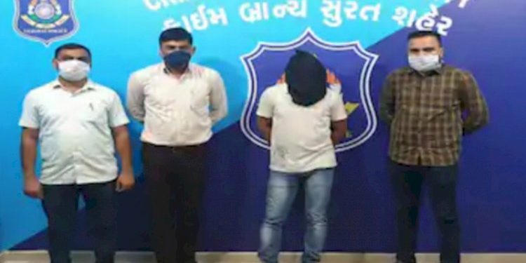 તબીબ પરિવાર મહેમાન સાથે વાતોમાં વ્યસ્ત હતો અને તસ્કરોએ કામ પાર પાડ્યું