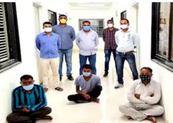 લોકોને ડોલરને બદલે કાગળનું બંડલ પધરાવવા નીકળેલા 3 શખ્સો ઝડપાયા