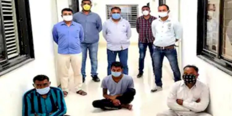 લોકોને ડોલરને બદલે કાગળનું બંડલ પધરાવવા નીકળેલા 3 શખ્સો ઝડપાયા