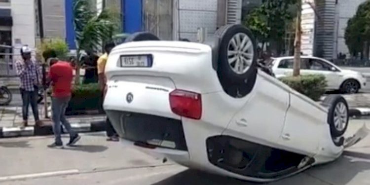 મોંઘીદાટ કારની પલ્ટી….