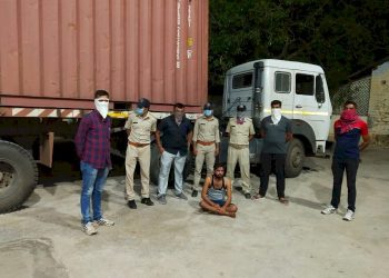 કન્ટેનરમાં ભર્યો હતો દારુ, થઇ રહ્યું કટિંગ અને પોલીસ પહોચી ગઈ