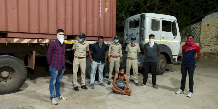 કન્ટેનરમાં ભર્યો હતો દારુ, થઇ રહ્યું કટિંગ અને પોલીસ પહોચી ગઈ