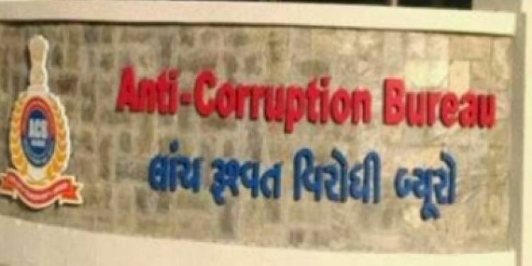 અટકાયત બાદ મામલતદાર સમક્ષ રજુ કરવા જમાદારે 4000ની લાંચ માંગી ઝડપાઈ ગયા 